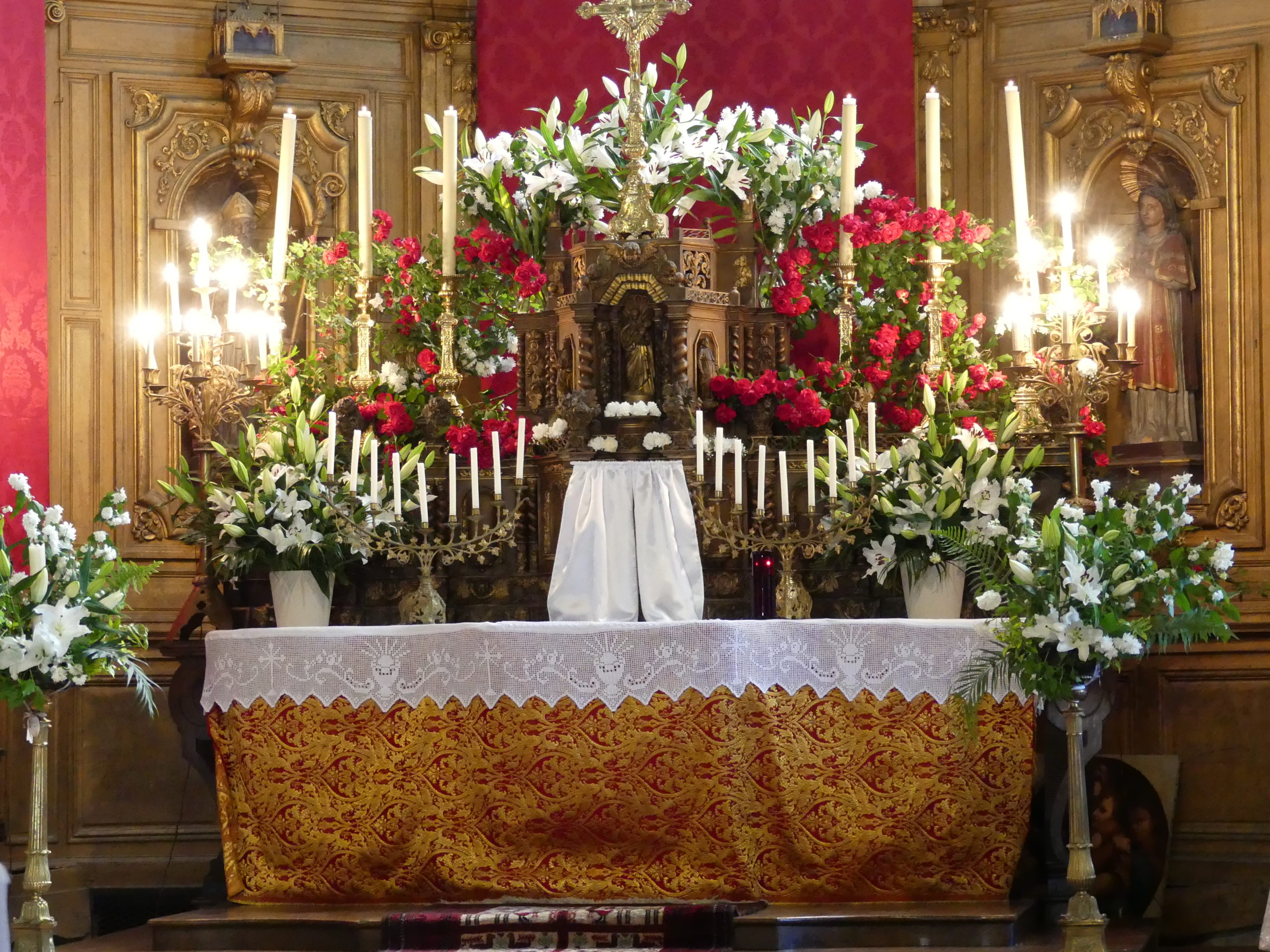 Des pétales de roses pour le saint Sacrement dimanche 11 Juin